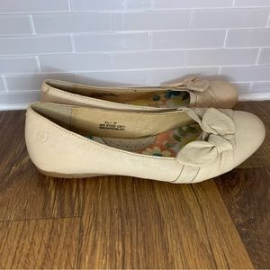 Born Cream Flats Women’s Size 6.5